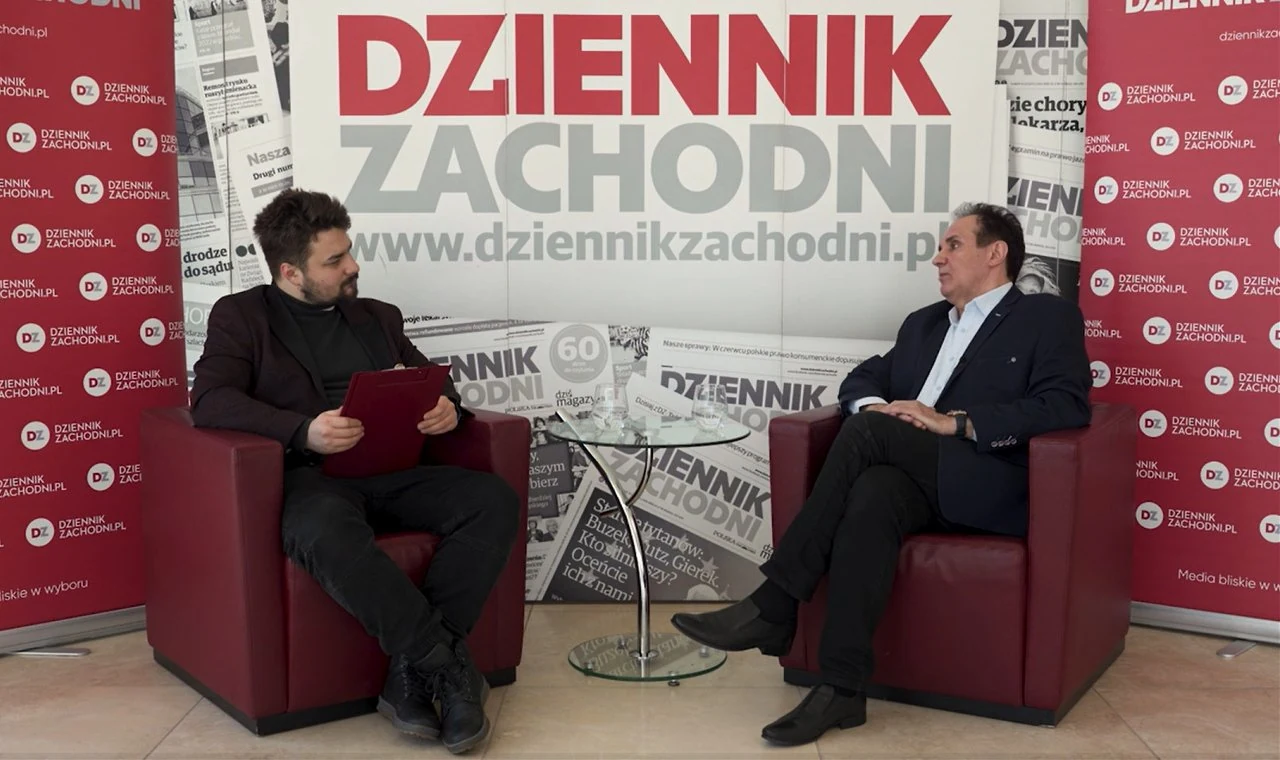 Dwóch mężczyzn podczas rozmowy w studiu Dziennika Zachodniego